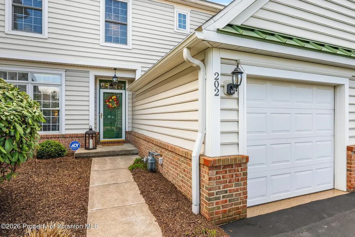 202 Thackeray Close, Moosic, PA 18507 - #1