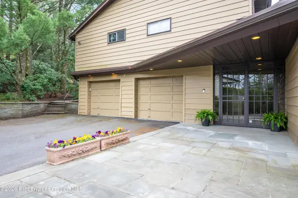 20 Pen-y-bryn Drive, Scranton, PA 18505