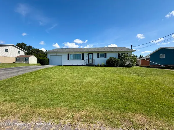 209 Pleasant View Drive, Greenfield Twp, PA 18407