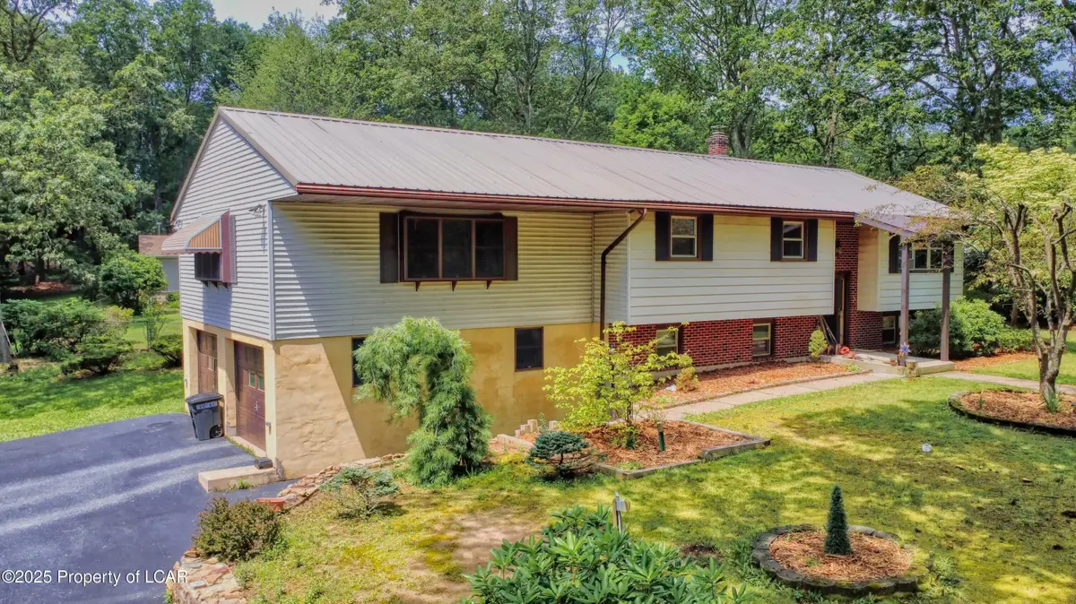 174 Oakmont Drive, Hazleton, PA 18202 - Image #1