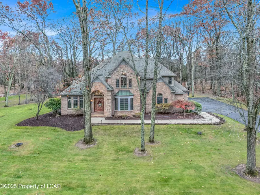 448 Larchmont Way, Mountain Top, PA 18707 - Image #2