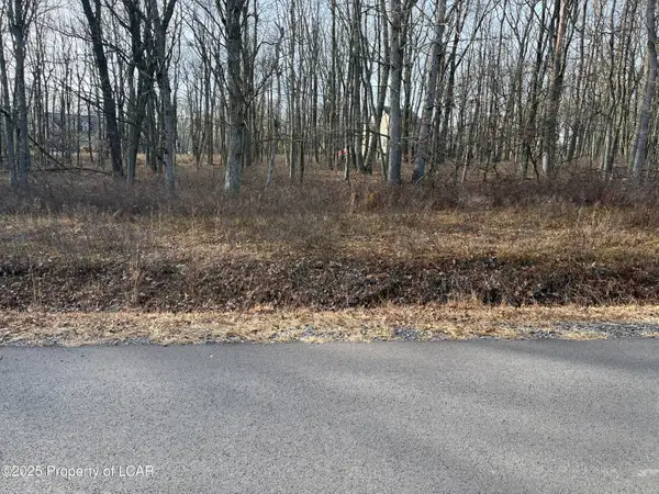 EH-352 Royal Aberdeen Drivce, Hazle Twp, PA 18202