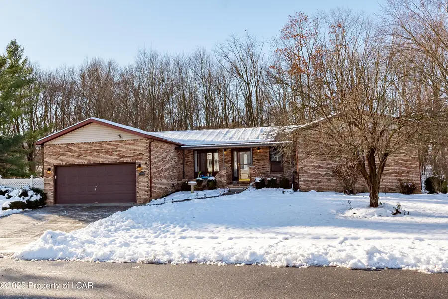 121 Red Coat Lane, Hanover Township, PA 18706 - Image #2