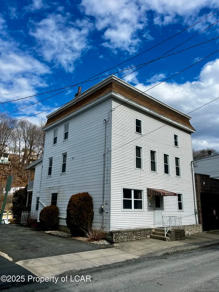 215 W Rowe Street, Tamaqua, PA 18252 - Image #2