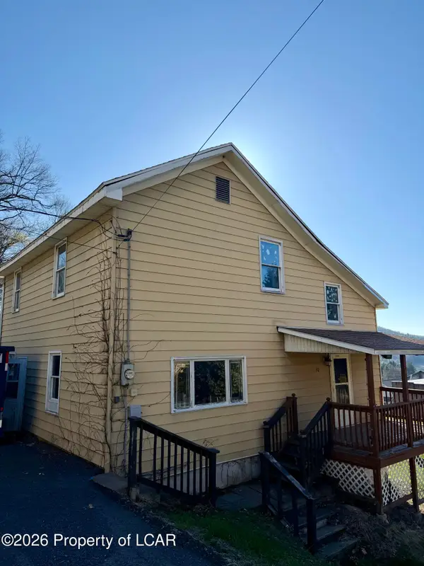 10 Stauffer Avenue, Rock Glen, PA 18246