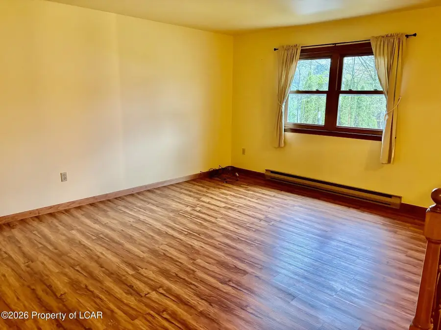 28 Fallbrook Avenue, Dallas, PA 18612 - #3