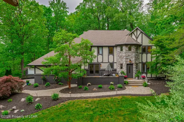 102 Longfellow Close, Moosic, PA 18507
