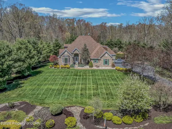 8 Eight Iron Drive, Mountain Top, PA 18707