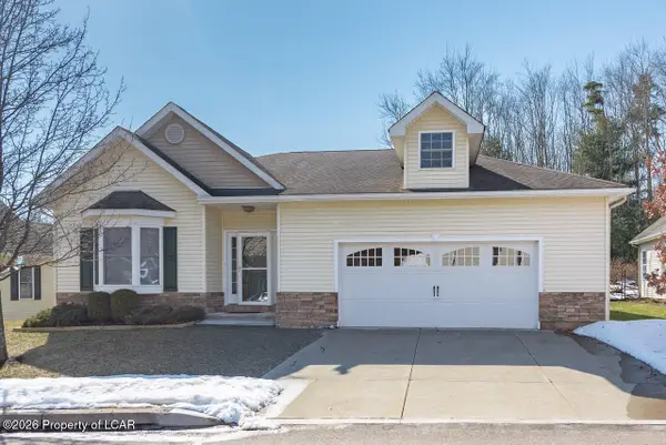 43 Greenbriar Drive, Dallas, PA 18612