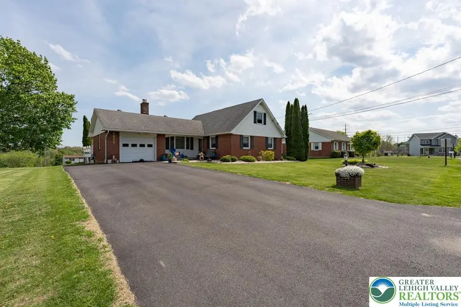 554 Mountain View Avenue, Nazareth, PA 18064 - #2
