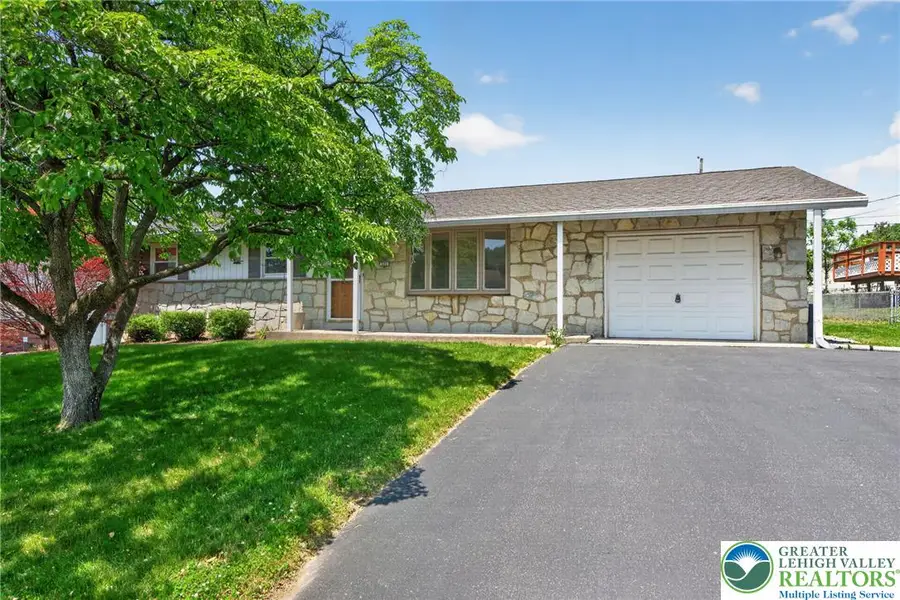 321 E Montgomery Street, Salisbury, PA 18103 - #3
