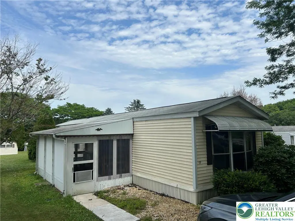 19 Liberty Ln, Upper Mount Bethel, PA 18343 - #1