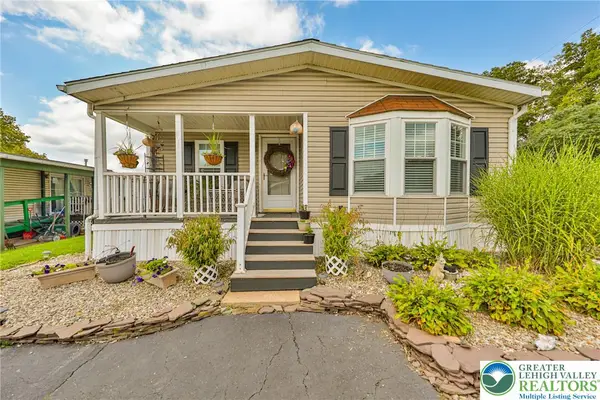 67 Wildbriar Court N, East Allen Twp, PA 18014