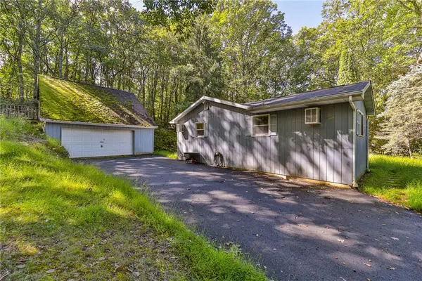 335 Shady Oaks Drive E, Ross Twp, PA 18353