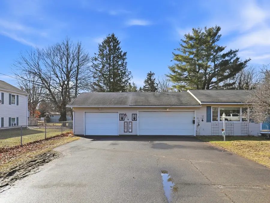 915 W Lockhart St, Sayre, PA 18840 - #3
