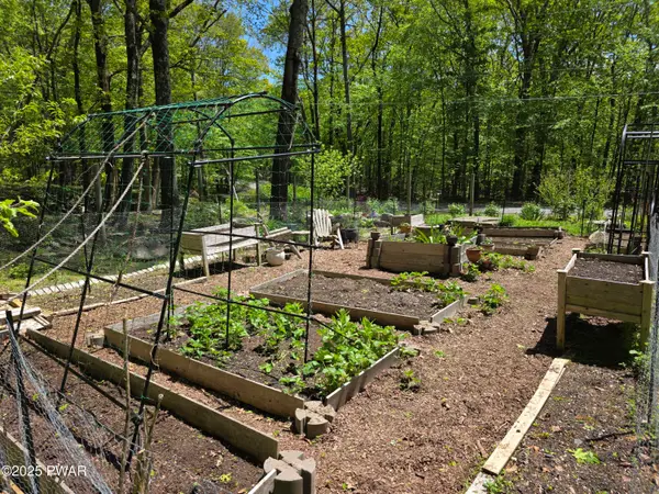 800 Saddlebrook Spur, Hawley, PA 18328