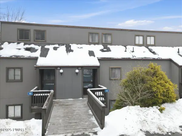 13 Middle Village Way, Jackson, PA 18372