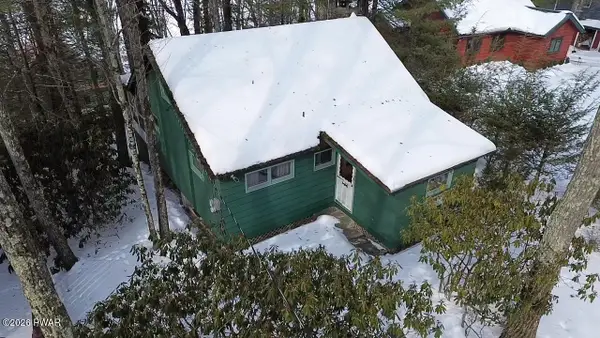 423 Sunset Forest Drive, Hawley, PA 18428