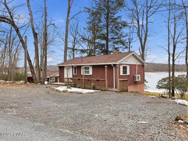 221 W Shore Drive, Hawley, PA 18428