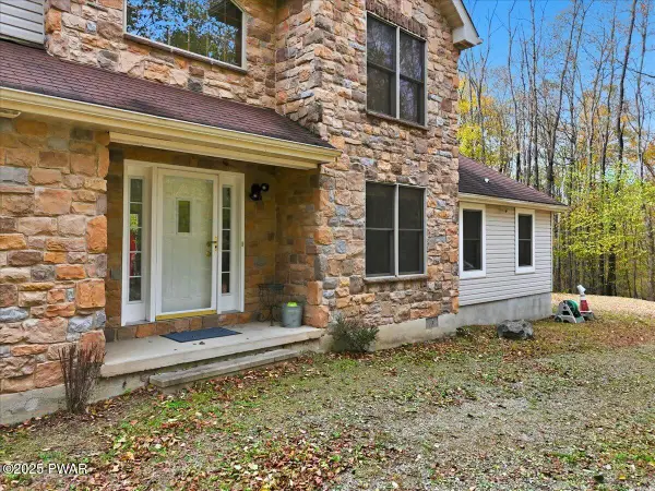 135 Split Rock Road, Newfoundland, PA 18445