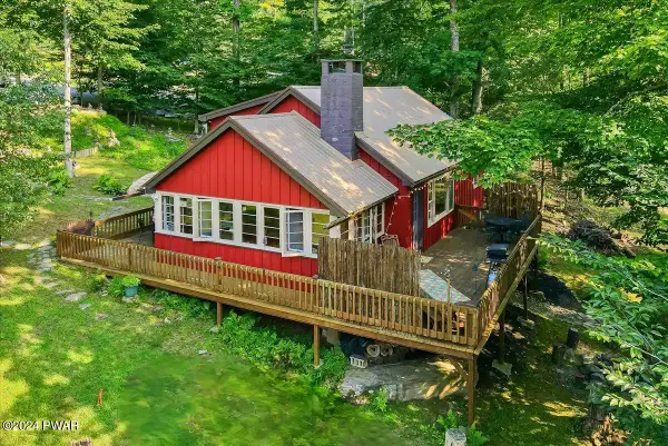 112 Beechwood Cove Road, Greentown, PA 18426