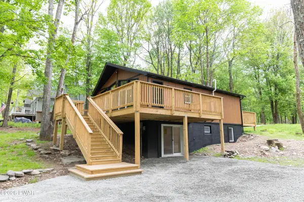 124 Fawn Lake Drive, Hawley, PA 18428