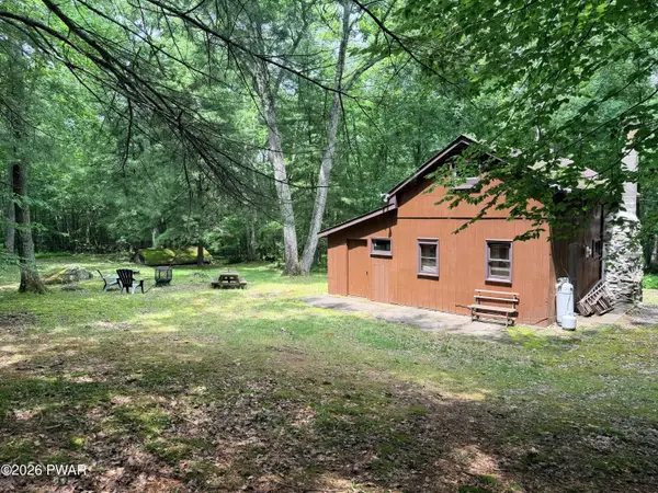 401 Lake Giles Road, Hawley, PA 18428
