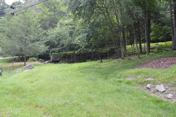 Southerton Lane, Greentown, PA 18426