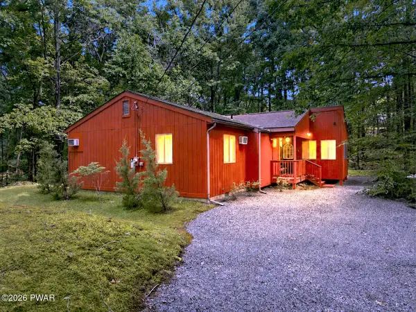 105 Village Lane, Lords Valley, PA 18428