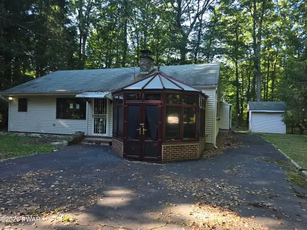 128 E Oak Lane, Greentown, PA 18426