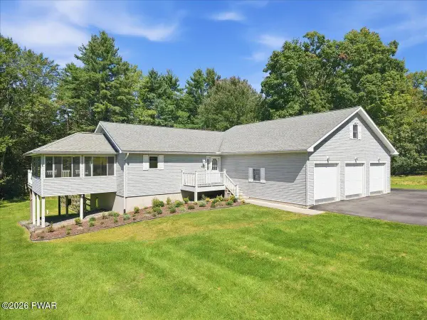 64 Applewood Drive, Hawley, PA 18428
