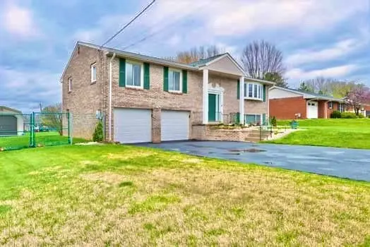 221 Roxbury Dr, Greensburg, PA 15601 - Image #2
