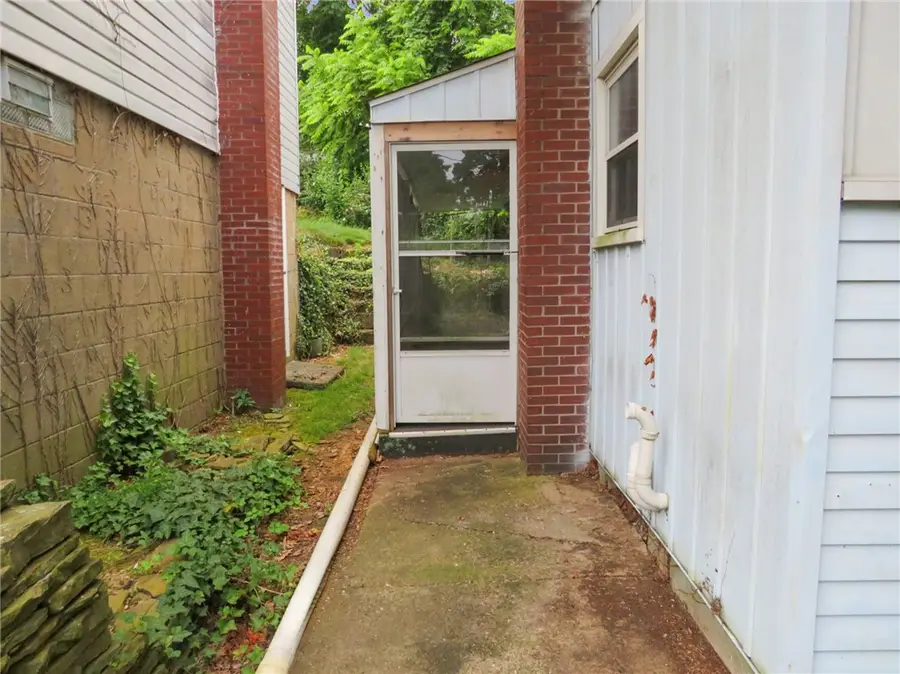 344 Iroquois Dr, Arnold, PA 15068 - Image #3