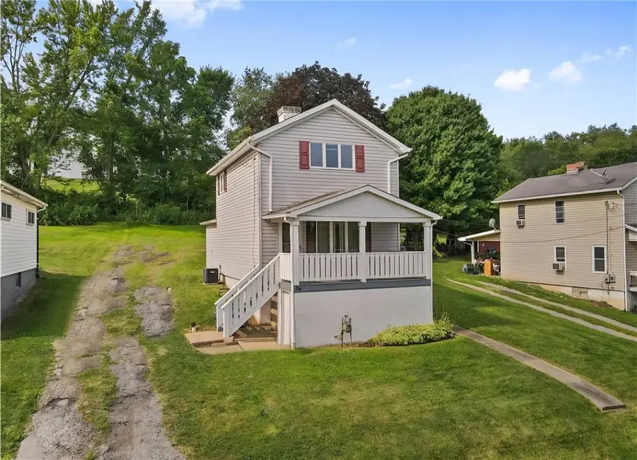 704 Redwood Dr, Cecil Bishop, PA 15057 - Image #2