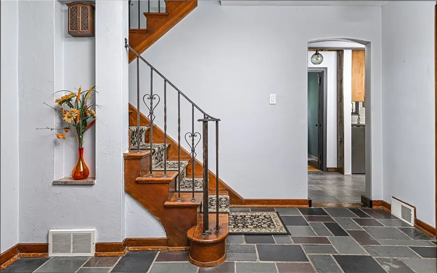 405 Edgewood Rd, Forest Hills, PA 15221 - Image #2