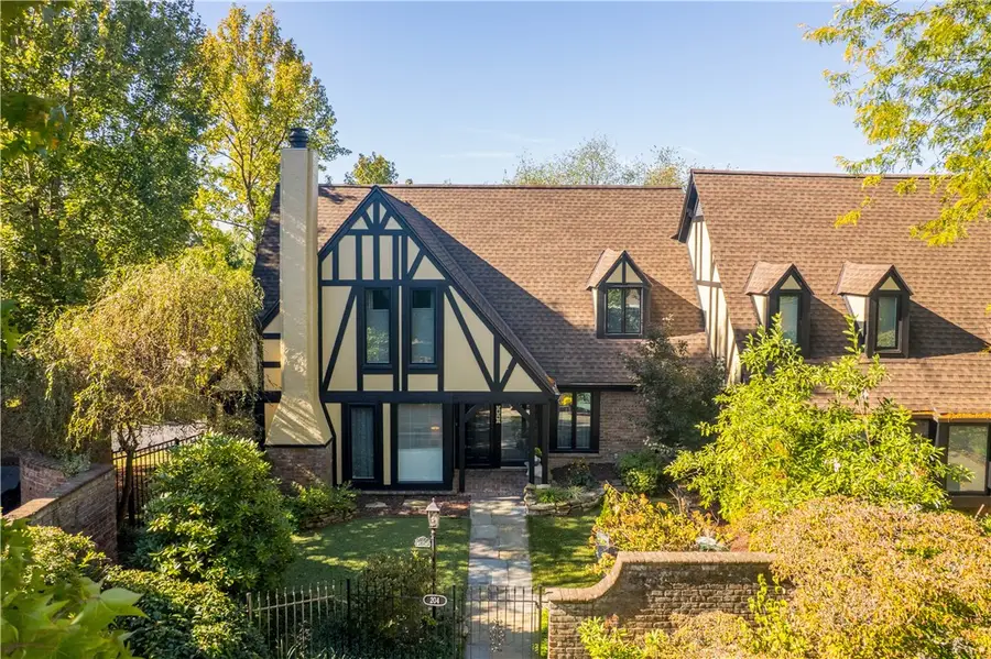 204 Kensington Ct, Ohara Township, PA 15238 - Image #2