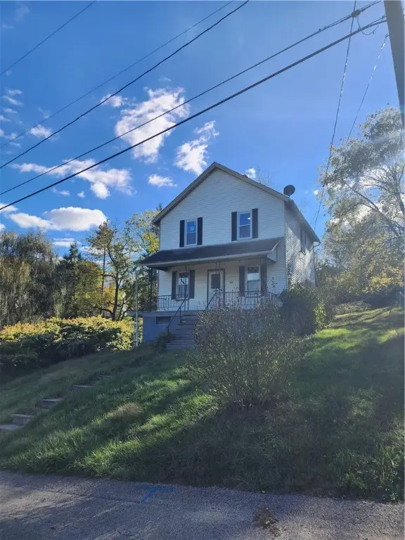 640 Redwood Dr, Cecil Bishop, PA 15057 - Image #2