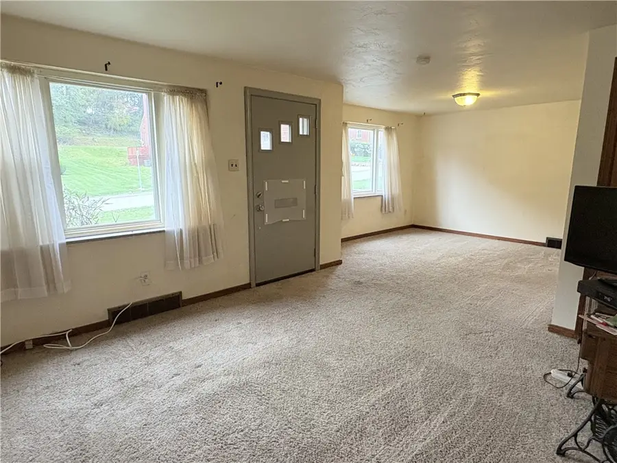 1072 Thornwood Dr, Castle Shannon, PA 15234 - Image #3