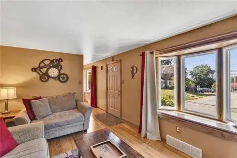 399 Mcclellan Dr, Pleasant Hills, PA 15236 - Image #2