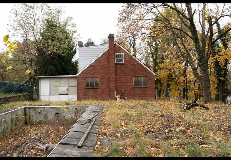 301 Mccutcheon Ln, Penn Hills, PA 15235 - Image #2