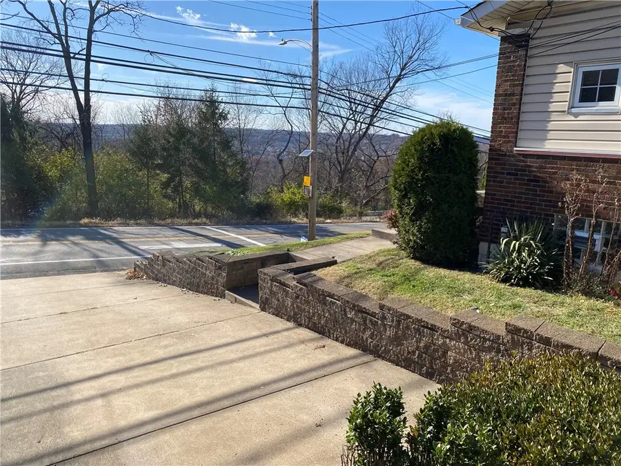 995 Forsythe Rd, Carnegie, PA 15106 - Image #3