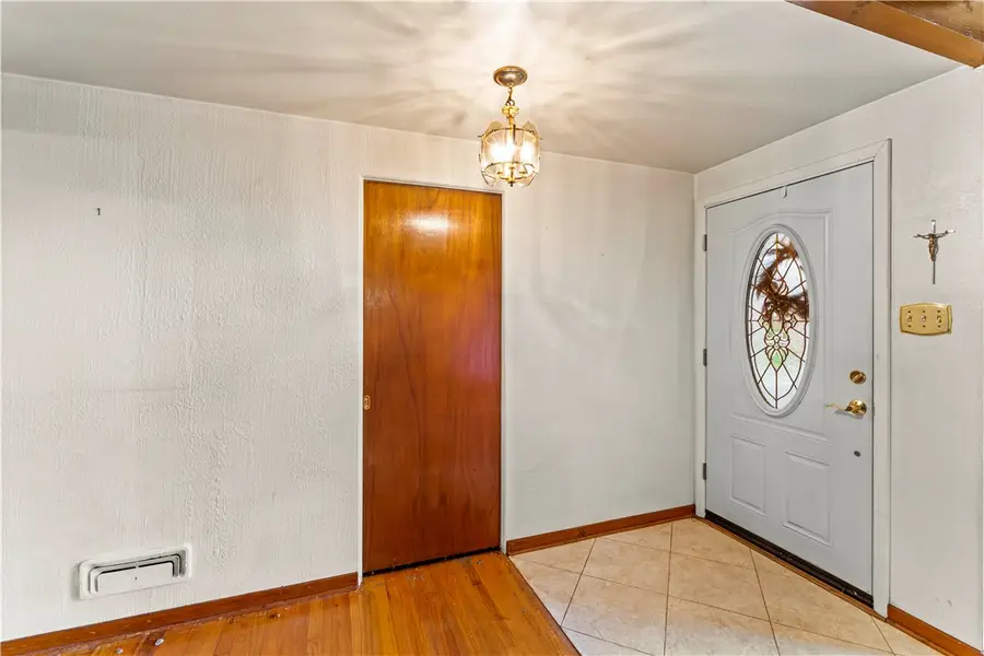 351 Middlegate Drive, Bethel Park, PA 15102 - Image #2