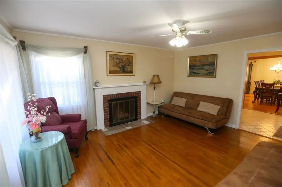 806 Kerry Hill Dr, Castle Shannon, PA 15234 - Image #2