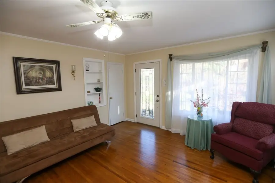 806 Kerry Hill Dr, Castle Shannon, PA 15234 - Image #3