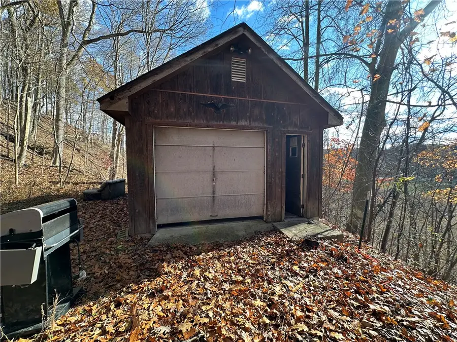 360 Lakewood Gardens Rd, Hickory Twp, PA 16105 - Image #2