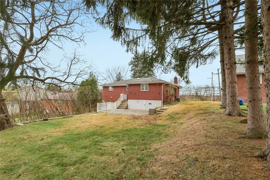 1704 Clairton Rd, West Mifflin, PA 15122 - Image #2