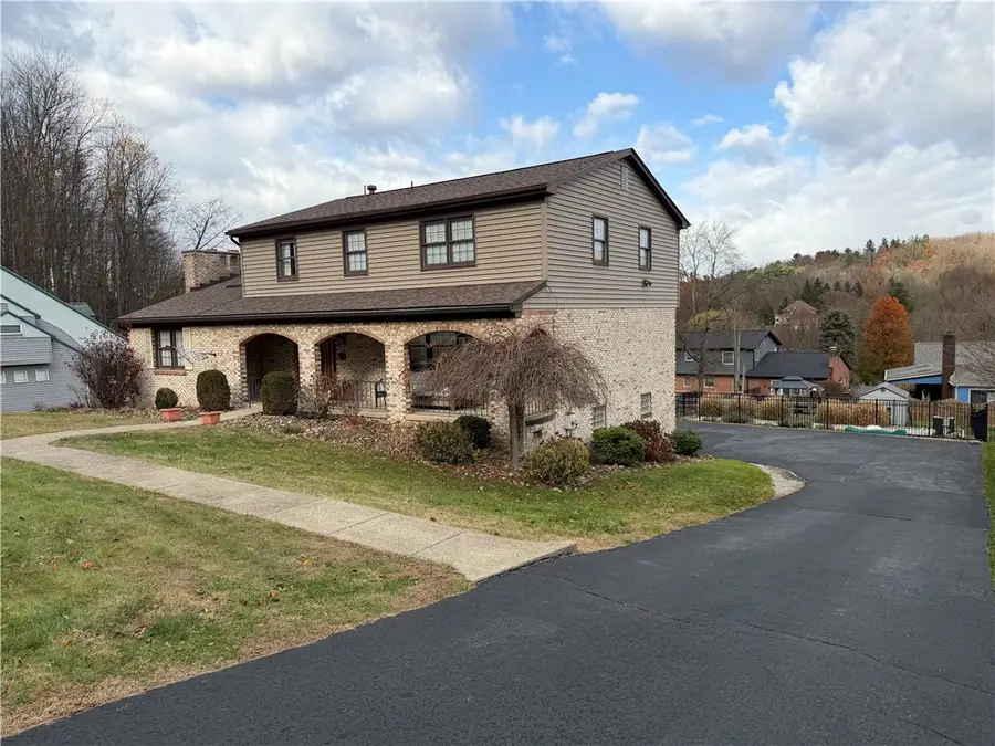 311 Amblewood Cir, Hempfield, PA 15601 - Image #2