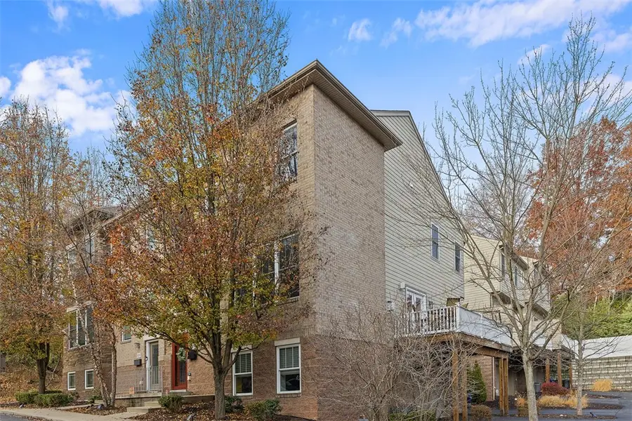 154 Sweetbriar Village Trl, Mount Washington, PA 15211 - Image #2