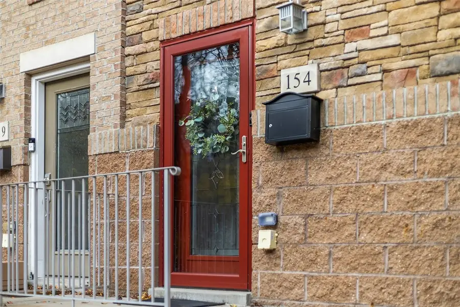 154 Sweetbriar Village Trl, Mount Washington, PA 15211 - Image #3