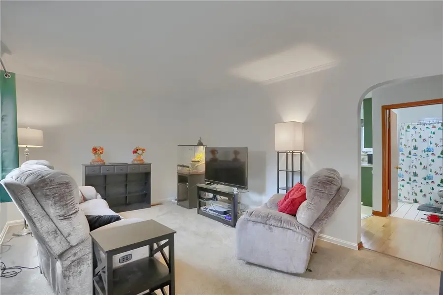 305 Johnston Dr, Ellwood City, PA 16117 - Image #2